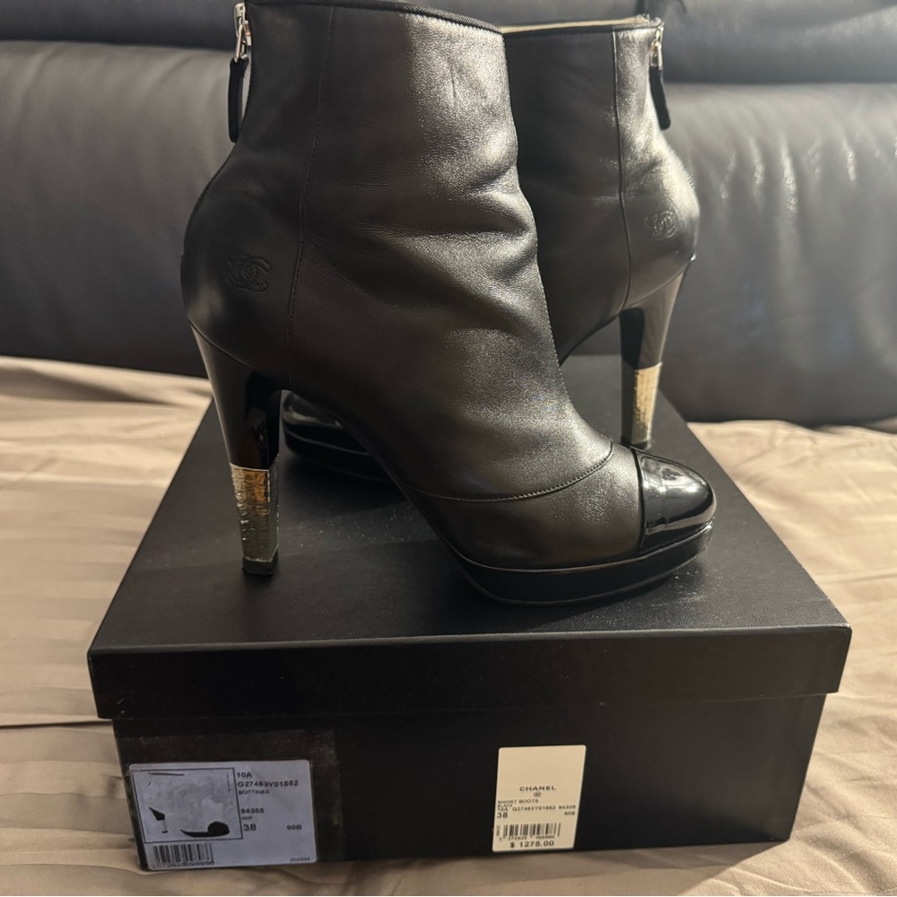 NOT FOR SALE ❌❌❌ CHANEL black leather patent cap toe hammered silver heel